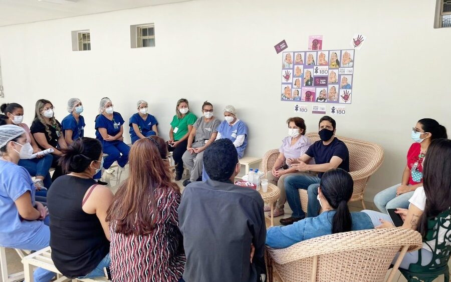 Hospital Estadual de Itumbiara realiza roda de conversa em alusão ao Agosto Lilás
