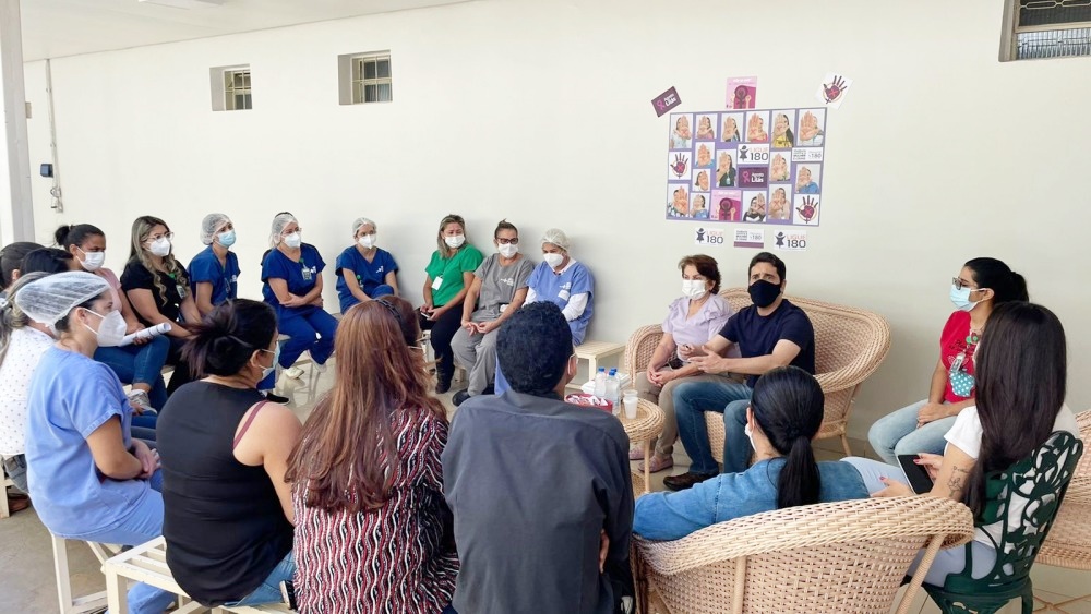 Hospital Estadual de Itumbiara realiza roda de conversa em alusão ao Agosto Lilás