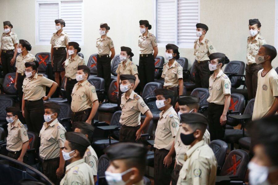 Começa entrega gratuita dos uniformes aos 65 mil alunos dos Colégios Militares