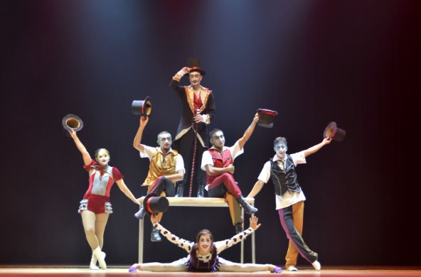 Espetáculo circense “Cartolagem” anima palco do Teatro Basileu França