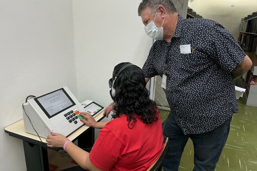 Biblioteca Braille oferece acesso a urna eletrônica para deficientes visuais