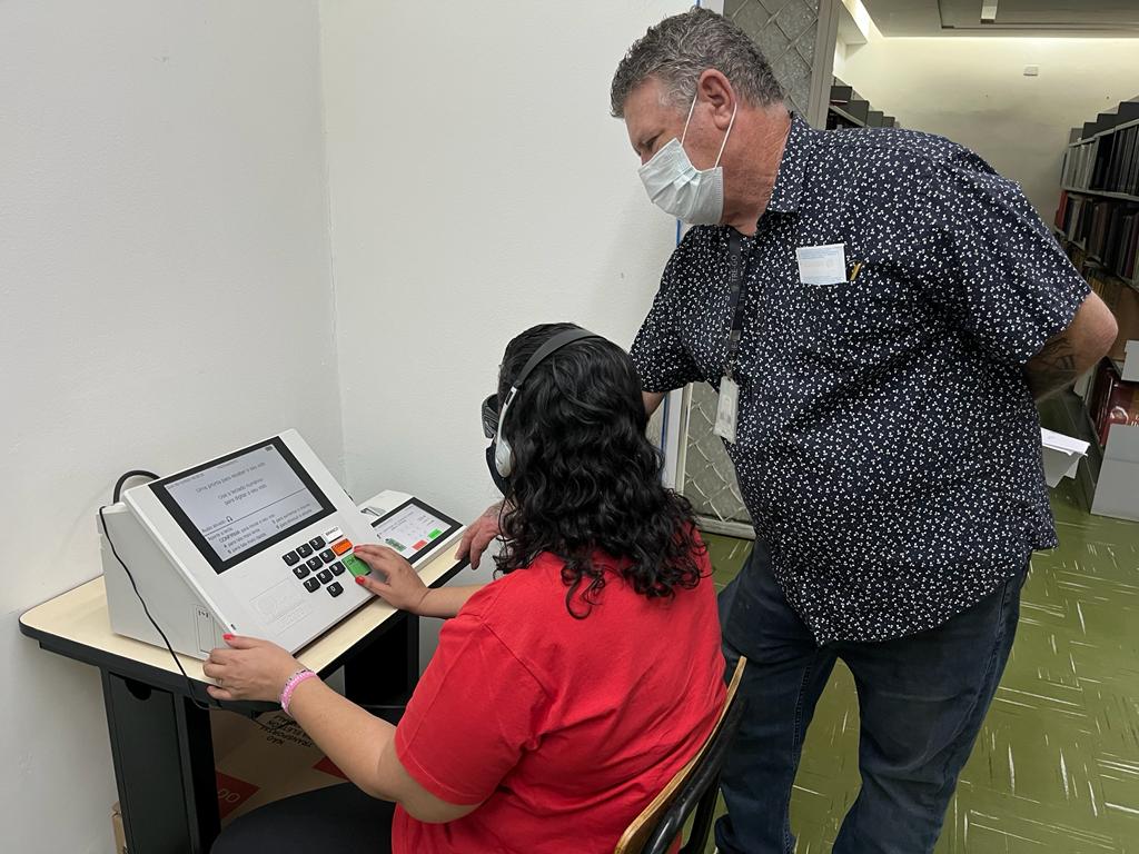 Biblioteca Braille oferece acesso a urna eletrônica para deficientes visuais