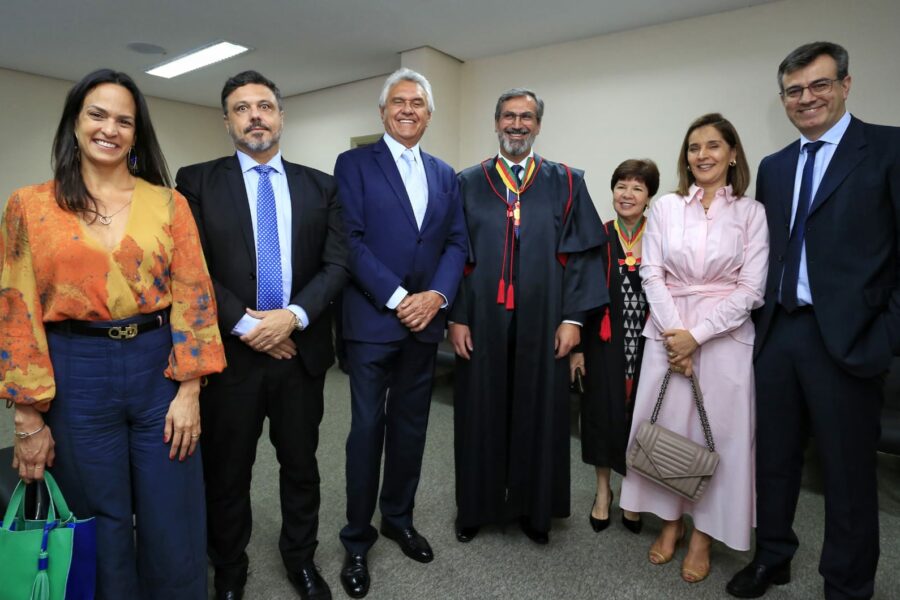 Durante posse de procuradores de Justiça, Caiado faz defesa da democracia
