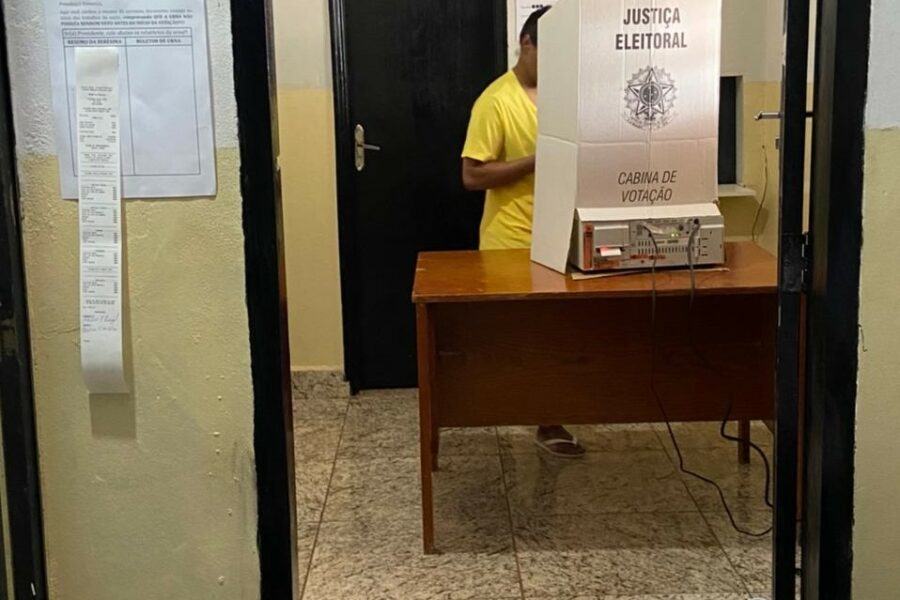 Detentas votam na Unidade Prisional Regional de Barro Alto