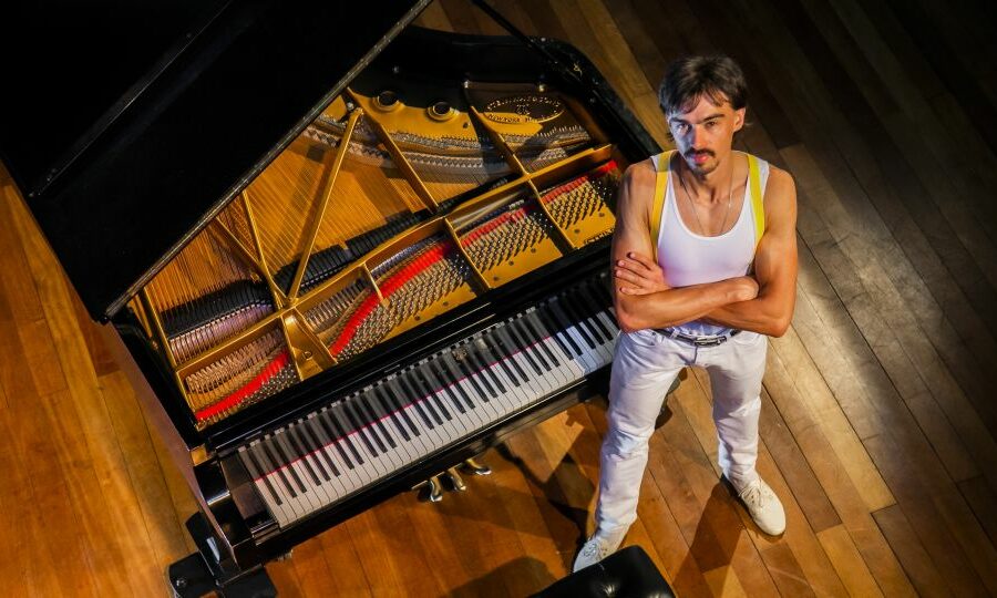 Teatro Goiânia recebe concerto de piano com sucessos da banda Queen