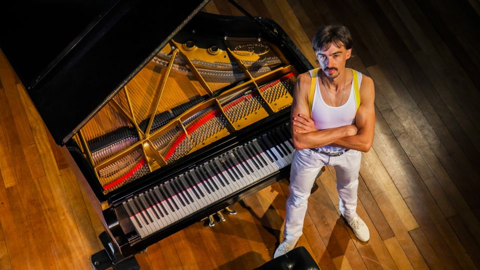 Teatro Goiânia recebe concerto de piano com sucessos da banda Queen