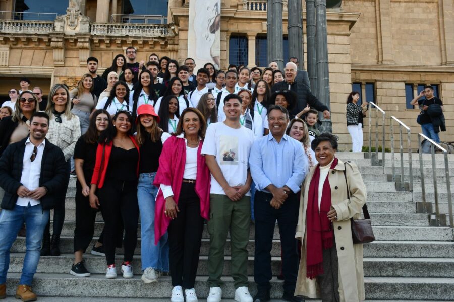 Estudantes goianos do Aprendiz do Futuro iniciam intercâmbio cultural em Barcelona