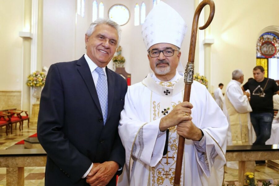 Caiado acompanha entrega de símbolo sagrado ao novo arcebispo, Dom João Justino