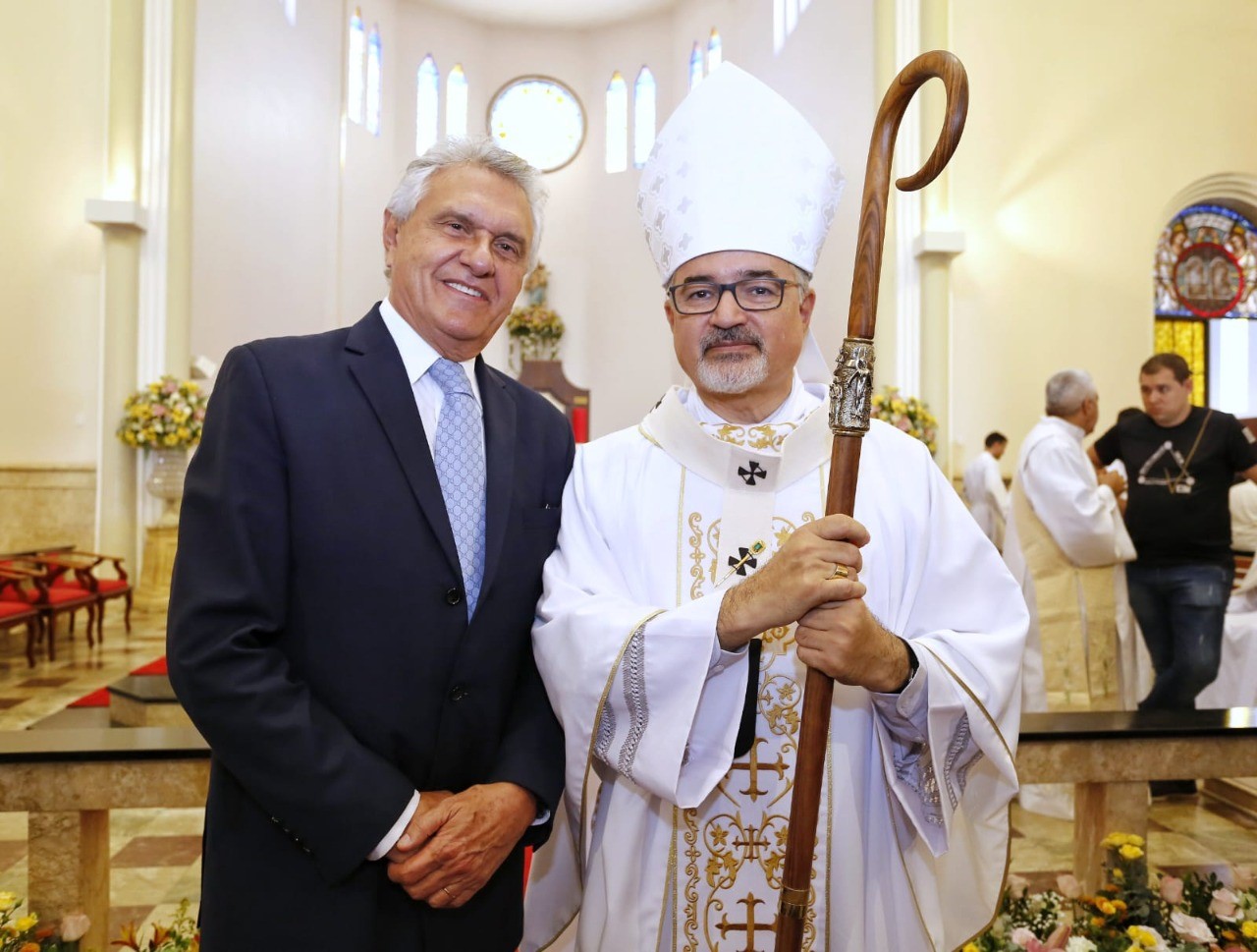 Caiado acompanha entrega de símbolo sagrado ao novo arcebispo, Dom João Justino