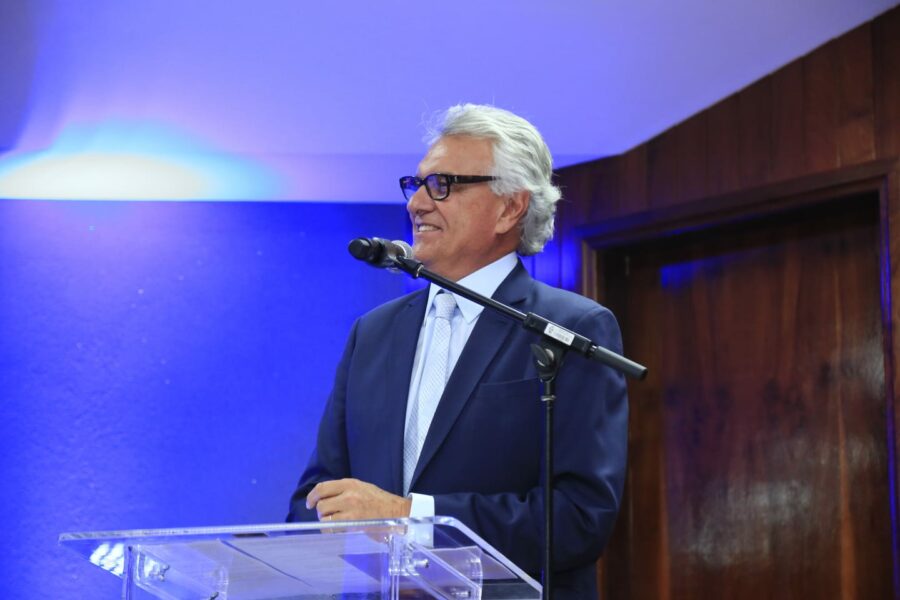 Governador articipa de missa em memória a Iris Rezende