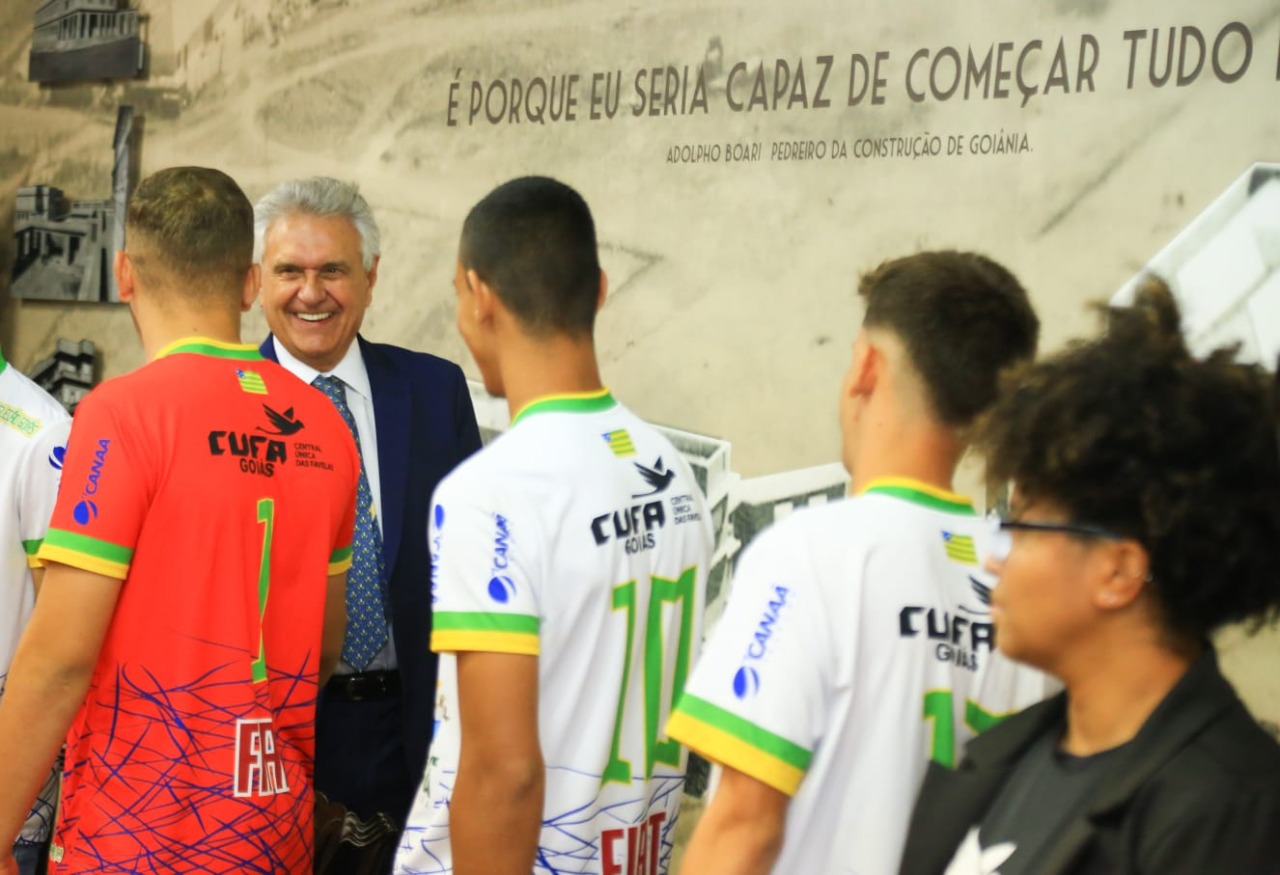 Governador recebe seleção goiana que vai à final da Taça das Favelas