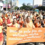 Caminhada reúne centena de pessoas pelo enfrentamento à violência contra mulher