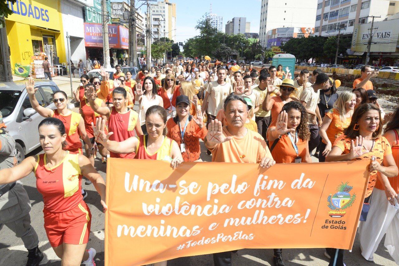 Caminhada reúne centena de pessoas pelo enfrentamento à violência contra mulher