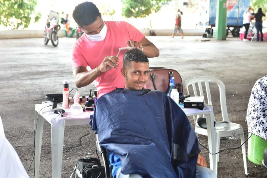 Mais de 200 pessoas em situação de rua são atendidas em evento da Seds