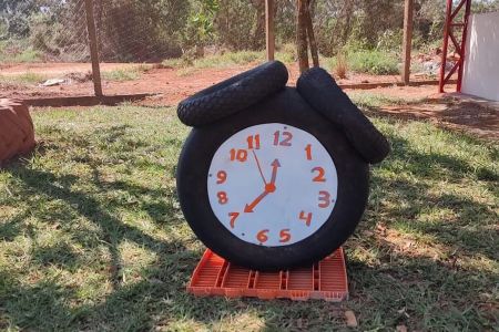 Alunos do GoiásTec criam novo espaço em escola com reciclagem de pneus