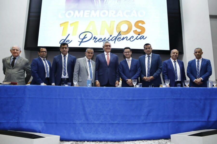 Caiado participa de homenagem aos 11 anos de presidência do pastor Josué Gouveia