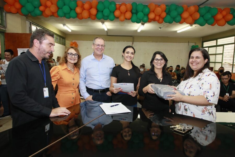 Servidores e docentes das Escolas do Futuro recebem cartão-alimentação