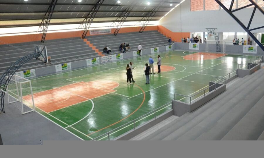 Após reforma, ginásio esportivo, em Jussara, é entregue à população