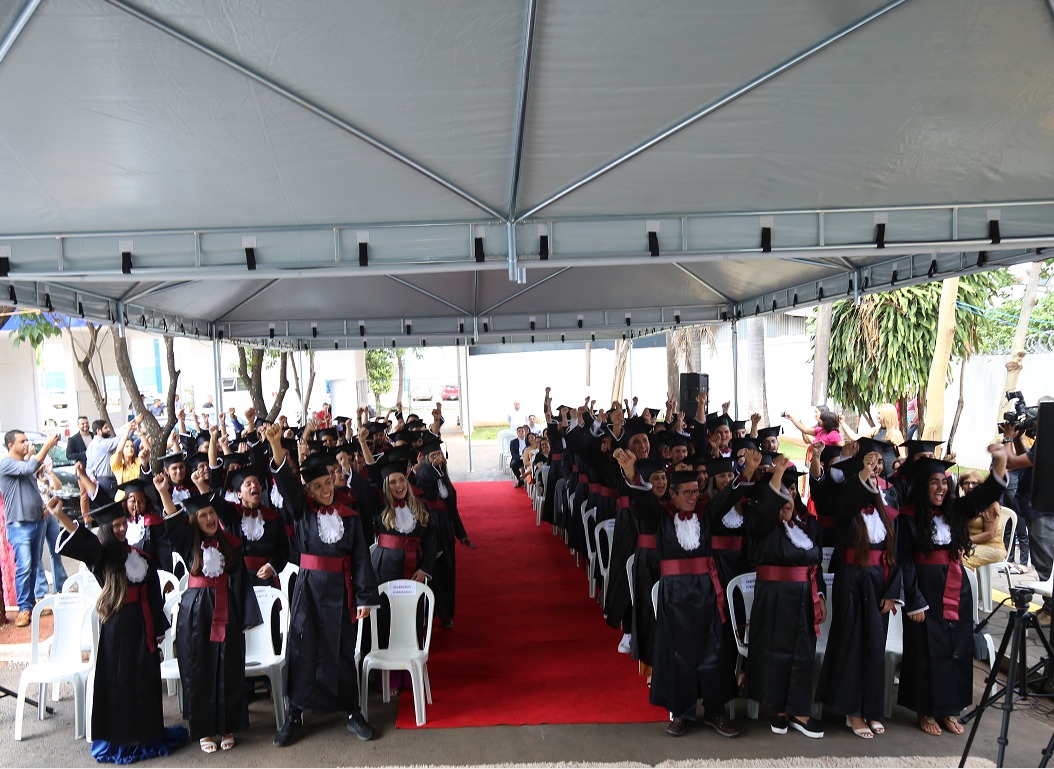 Alunos do GoiásTec recebem diploma de conclusão do ensino médio