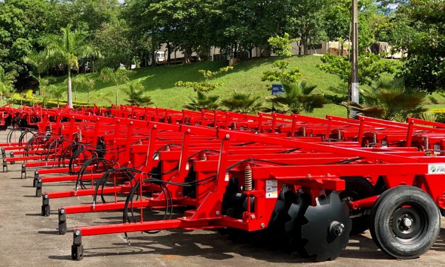 Municípios recebem 30 grades aradoras nesta sexta-feira