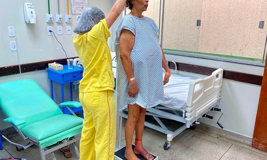 HEL realiza atendimento nutricional à beira leito