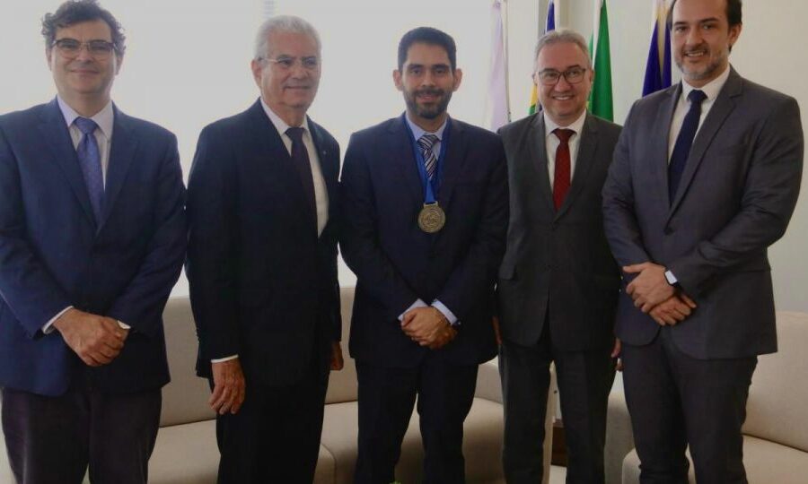 Lincoln Tejota recebe Medalha do Mérito Científico da UniEvangélica