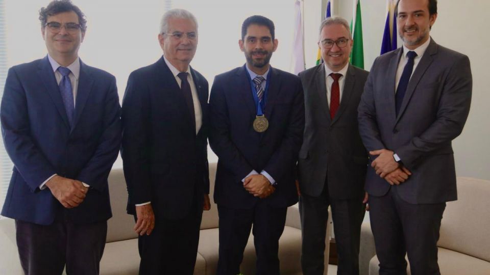 Lincoln Tejota recebe Medalha do Mérito Científico da UniEvangélica