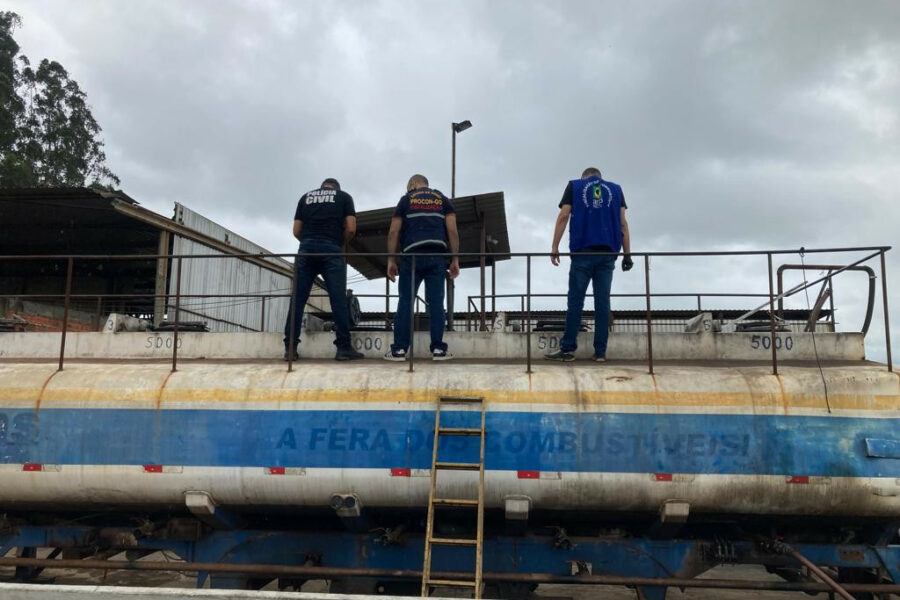 Polícia Civil apreende 70 mil litros de óleos automotivos usados
