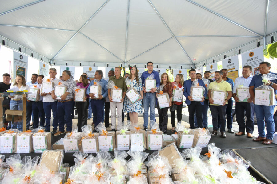 Seduc inicia entrega de kits escolares para estudantes do Ensino Fundamental