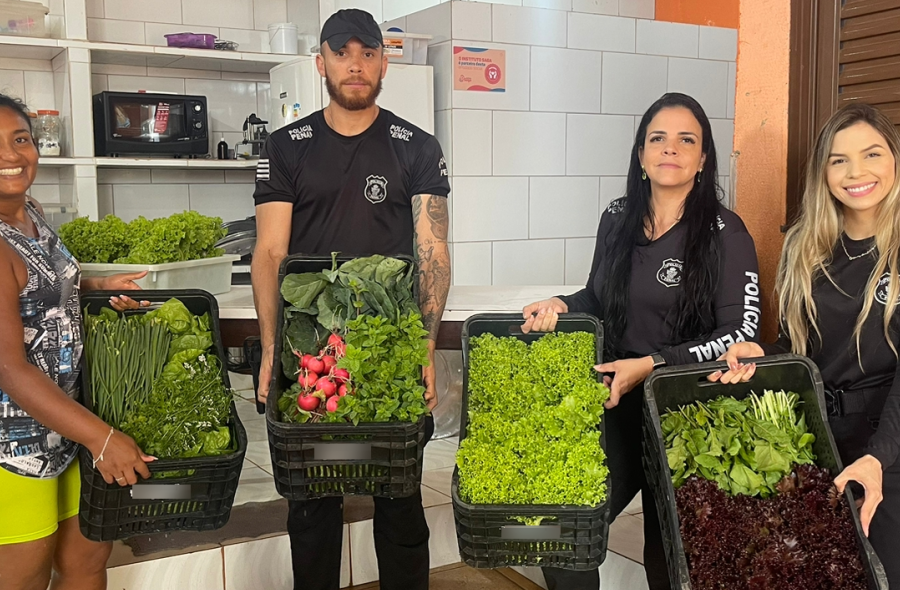 Policiais penais doam primeiros alimentos produzidos na horta da POG