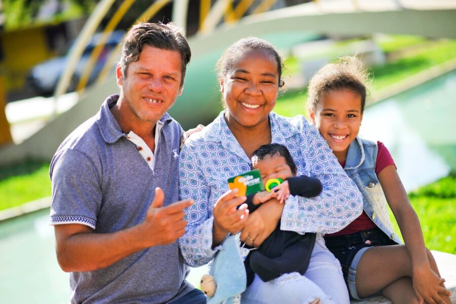 Famílias recebem cartões do Aluguel Social e escrituras em Rio Verde