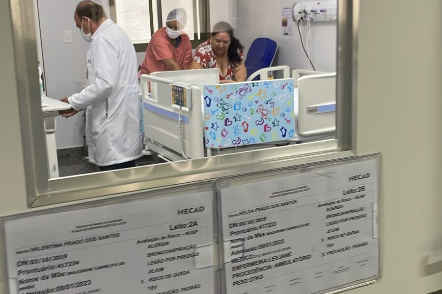 Gêmeas Valentina e Eloá se recuperam na UTI, após cirurgia de separação