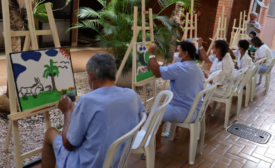 Pacientes resgatam memórias afetivas na Oficina de Arte do HGG