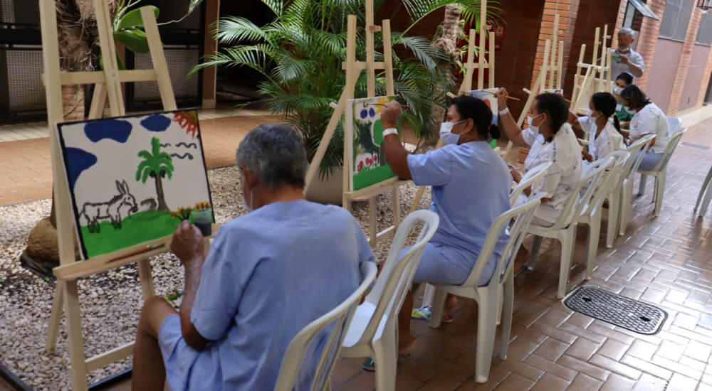 Pacientes resgatam memórias afetivas na Oficina de Arte do HGG