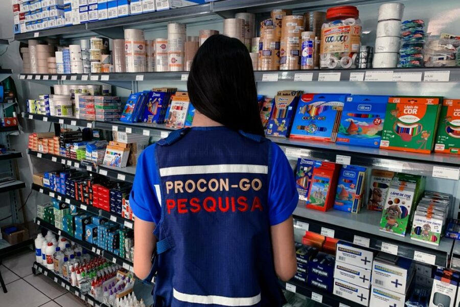 Materiais escolares têm variação de preços de até  441,67%
