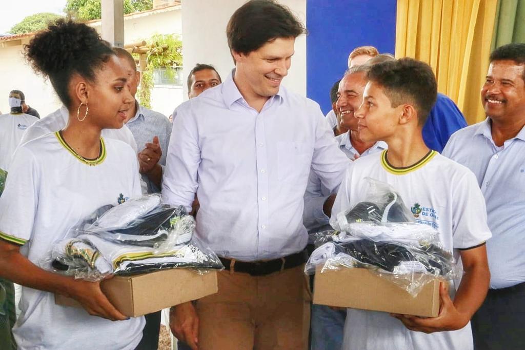 Governo inicia entrega de material escolar e uniformes para mais de 500 mil alunos