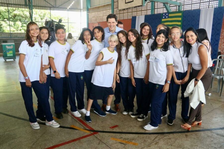 Governo entrega kits de material escolar e ampliação de colégio estadual