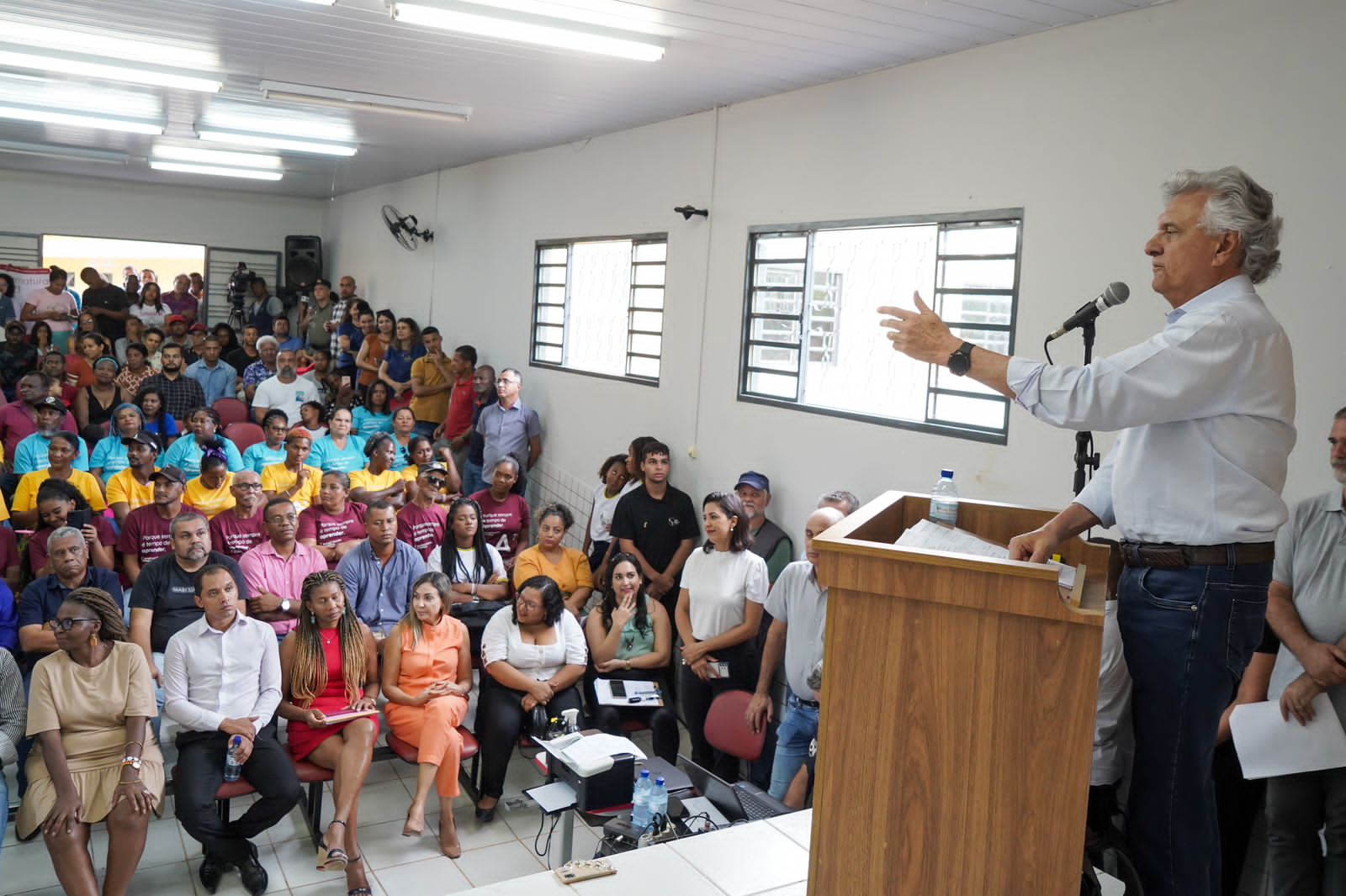 Caiado entrega diplomas de alfabetização a adultos em Cavalcante