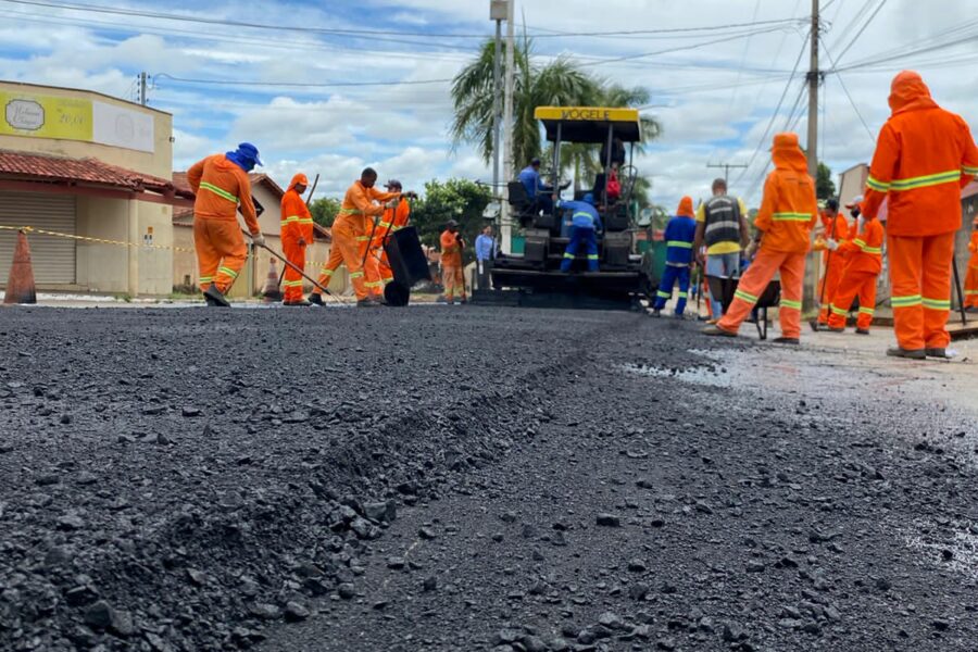 Gil Tavares inicia obras do Asfalta Nerópolis, o maior programa de recapeamento da história do município