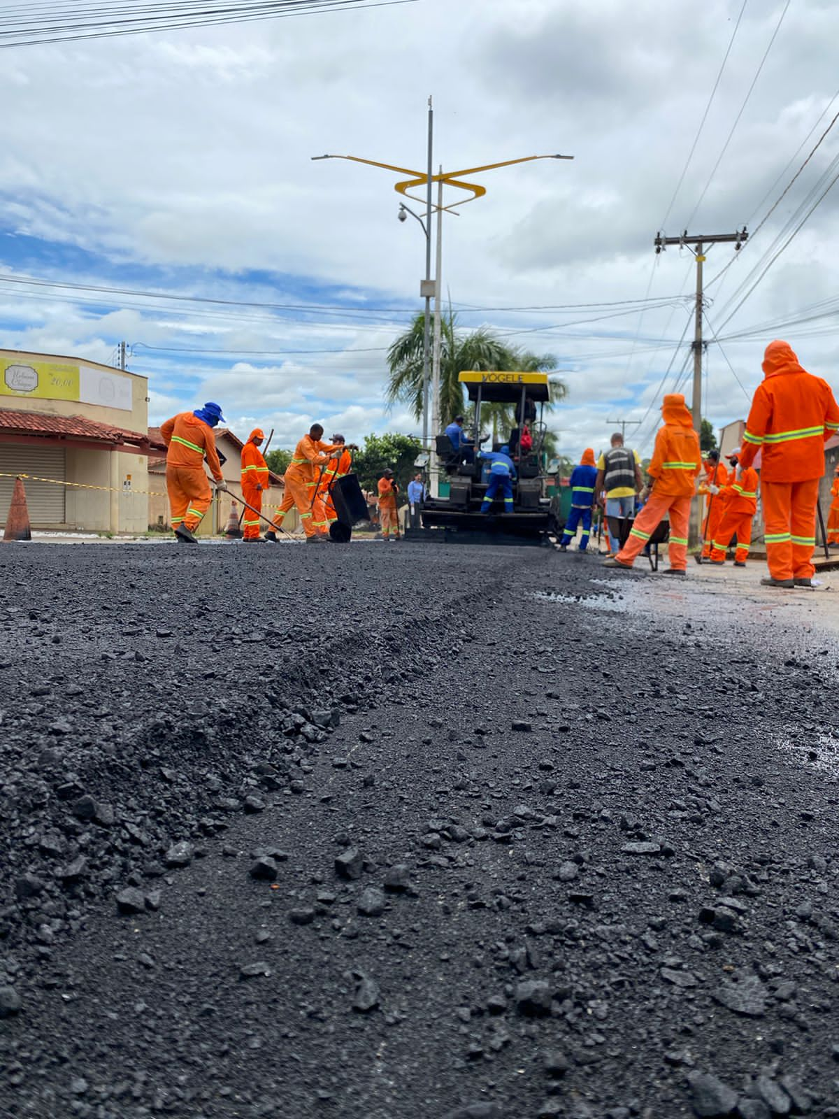 Gil Tavares inicia obras do Asfalta Nerópolis, o maior programa de recapeamento da história do município