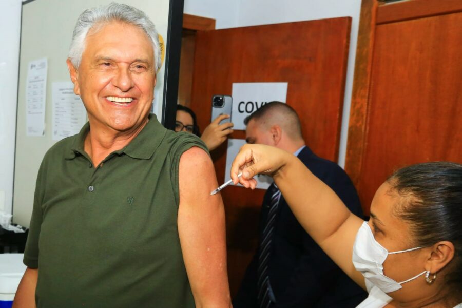 Ao tomar vacina bivalente contra Covid-19, Caiado pede que goianos se imunizem
