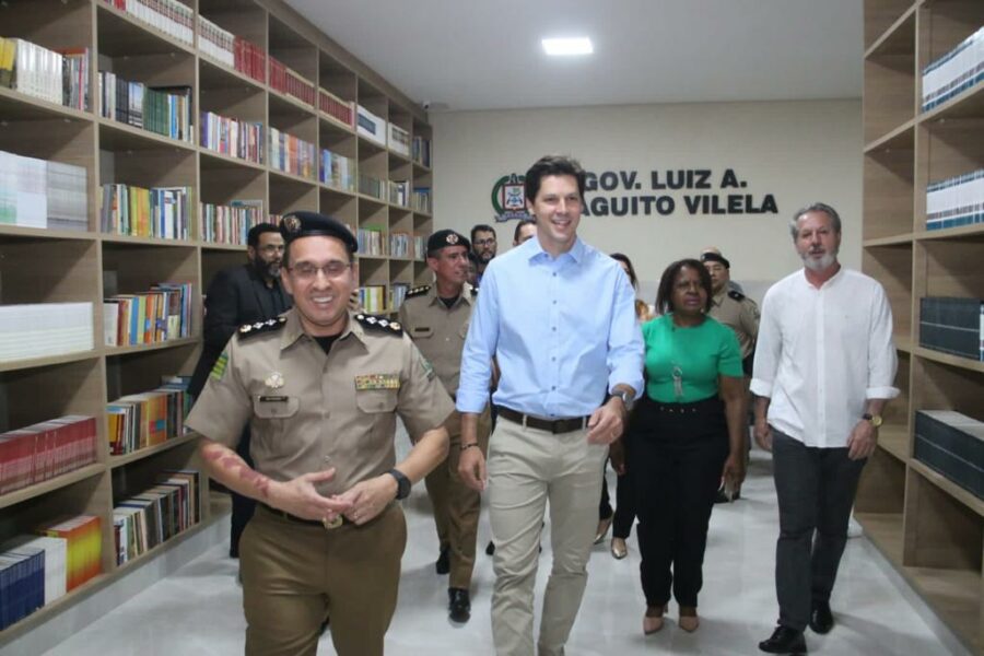 Daniel Vilela inaugura biblioteca e biometria facial em colégio estadual