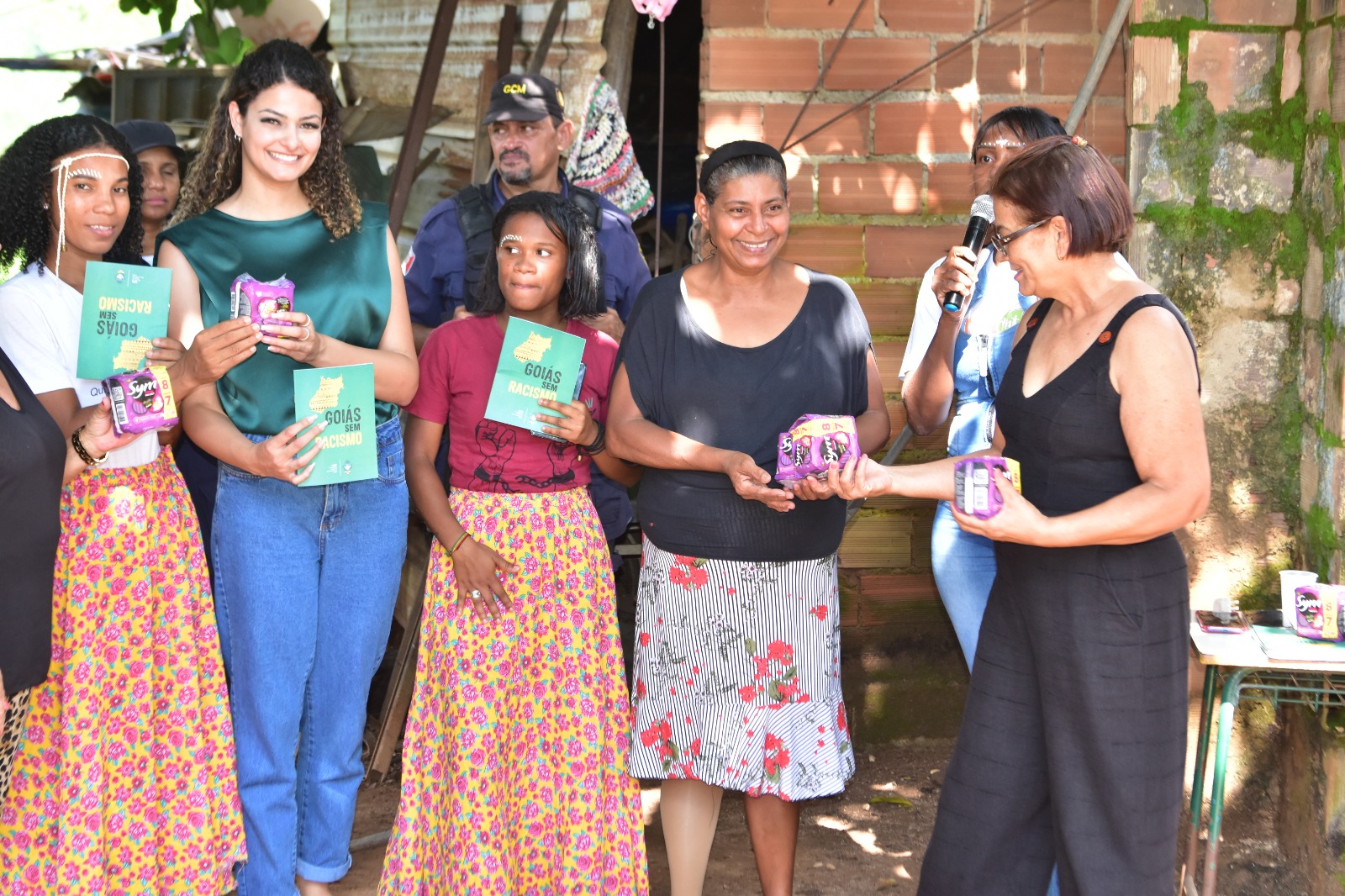 Meninas e mulheres de Abadia de Goiás recebem absorventes