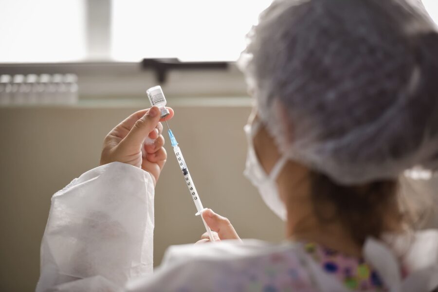 Goiás começa a aplicar vacina bivalente contra Covid-19