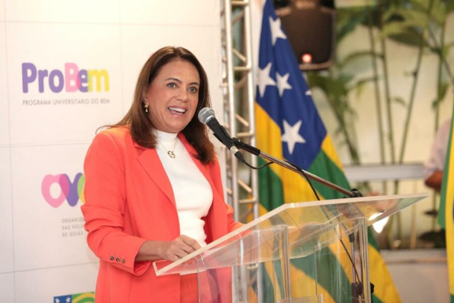 Caiado prestigia entrega de título de cidadã goianiense à primeira-dama Gracinha