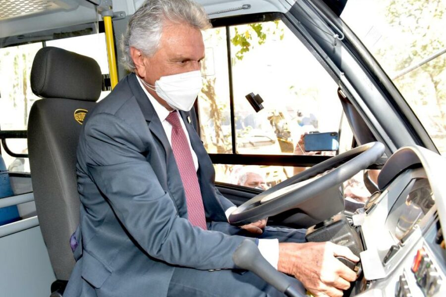 Governador assina regularização da Asdown e entrega 36 novos ônibus escolares