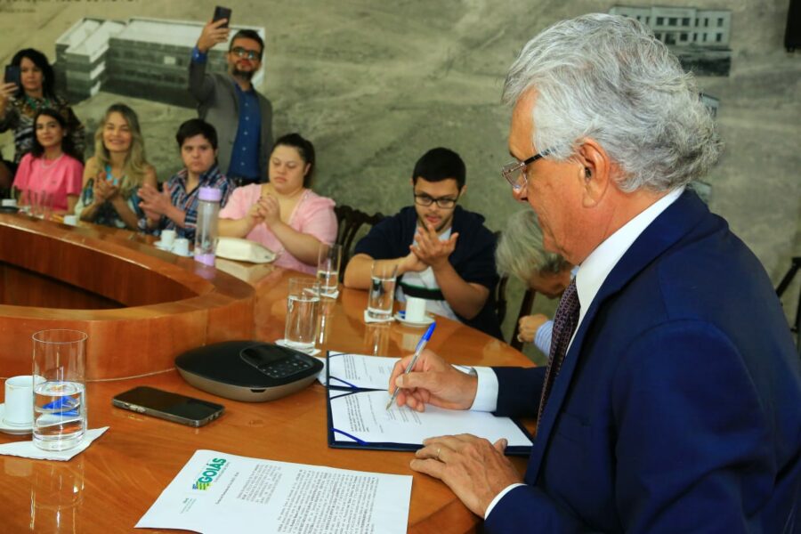 Caiado regulariza uso de imóvel público pela Associação Down de Goiás