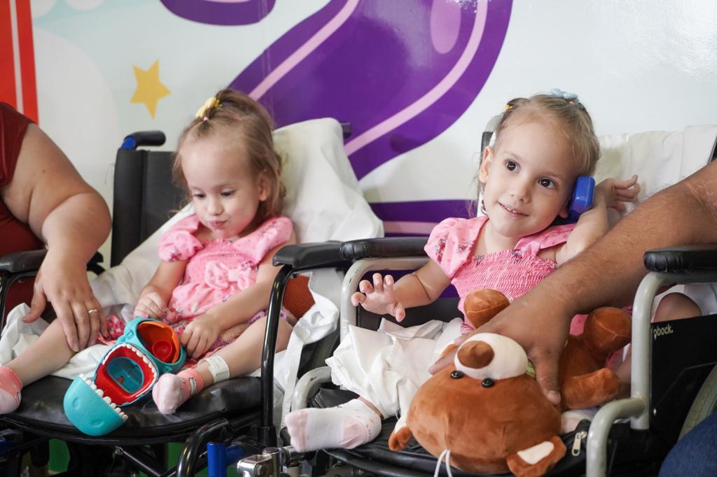Gêmeas Valentina e Eloá recebem alta