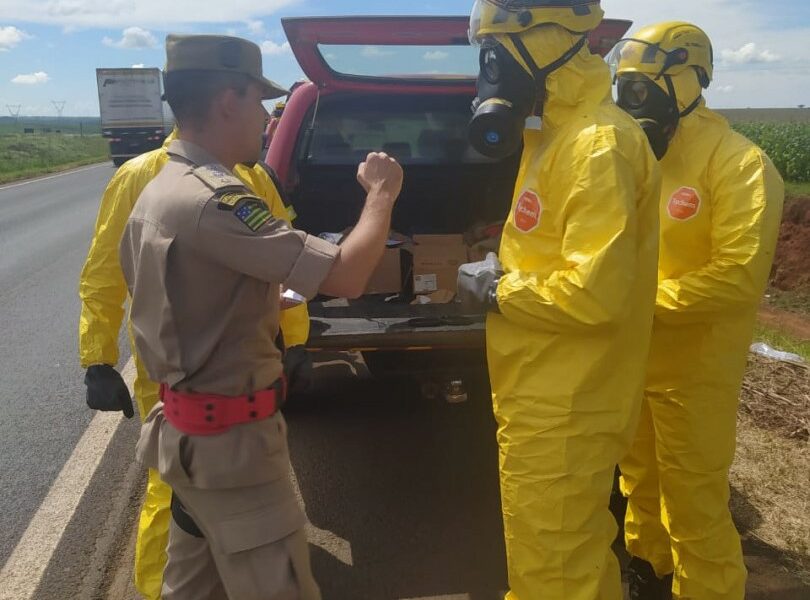 Bombeiros atuam em ocorrência com produto perigoso