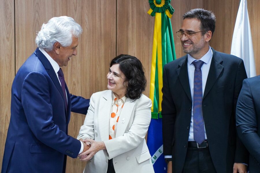 Governador discute com ministra liberação de verba para saúde em Goiás